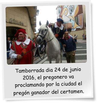 Tamborrada dia 24 de junio 2016, el pregonero va proclamando por la ciudad el pregón ganador del certamen.
